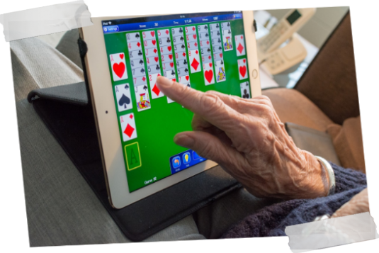 Senior beim Spielen Spiel auf Ipad