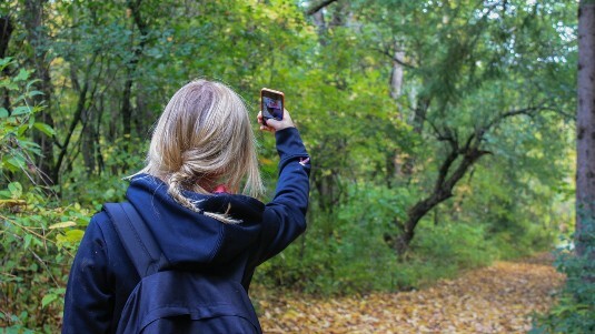Wandern mit Smartphone Smartphone beim Wandern